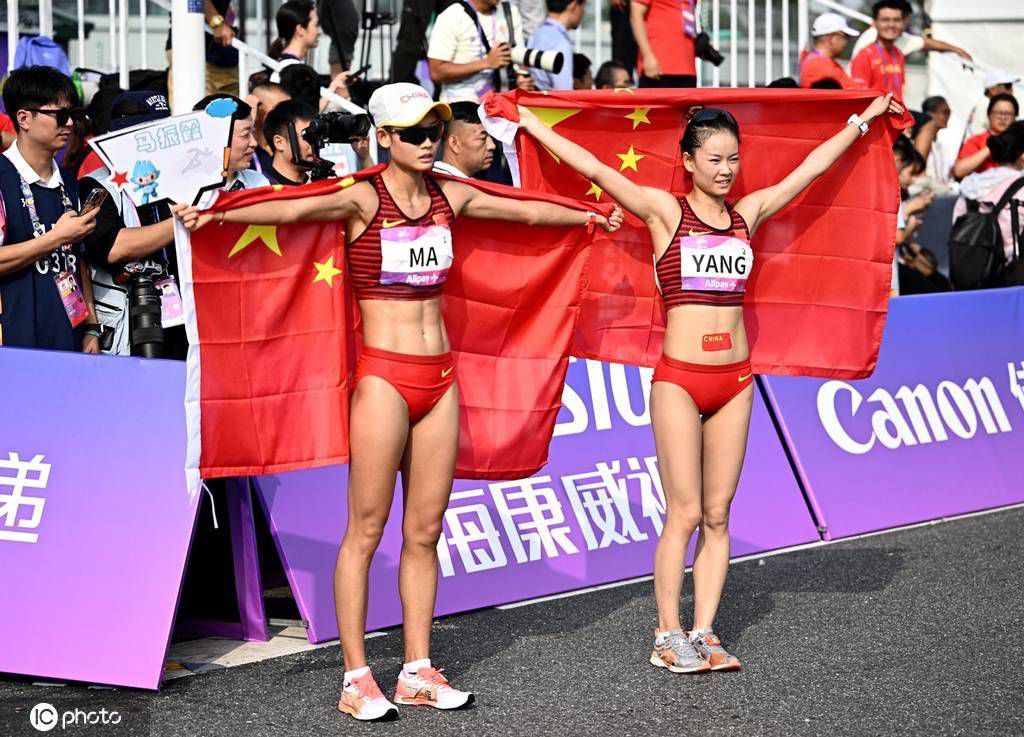 仿佛没有任何征象的一天，27岁的志村朔美（仓科加奈 饰）俄然遭受严重车祸。当她再度醒来时，觉察本身丢掉了曩昔十年的记忆。此时的她只记得17岁那年12月之前的事。前男朋友细见良彦（中野裕太 饰）的到来让她满心欢乐，测验考试着改变本身性此外高中同窗年夜岛薰（伽奈 饰）也受朔美母亲之托来赐顾帮衬她。家庭重组，昔时美术部的男孩归天，完全不熟悉的女子歹意诅咒。十年的空缺，让朔美兴奋之余手足无措。在良彦和薰的陪同下，她成心识地寻觅掉落的记忆，关于爱，关于恨，关于悲伤与失望，有如海水退潮后沙岸上的贝壳，渐次显现……本片按照狗饲恭子的原作改编，岩井俊二担负配乐。
